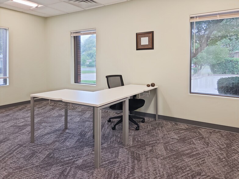 More Photos Of 611 S Milwaukee Ave, Libertyville Coworking Space