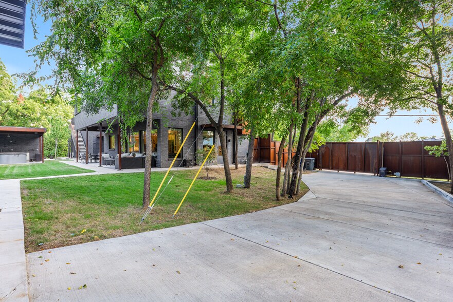 More Photos Of 4798 Iberia Ave, Dallas Office For Sale