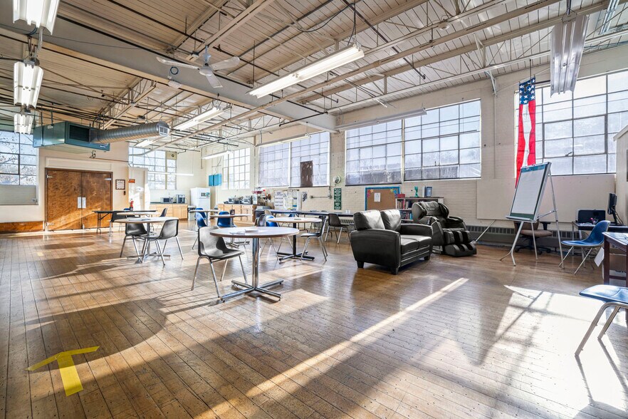 More Photos Of 1 Riverside Way, Wilton Warehouse For Lease