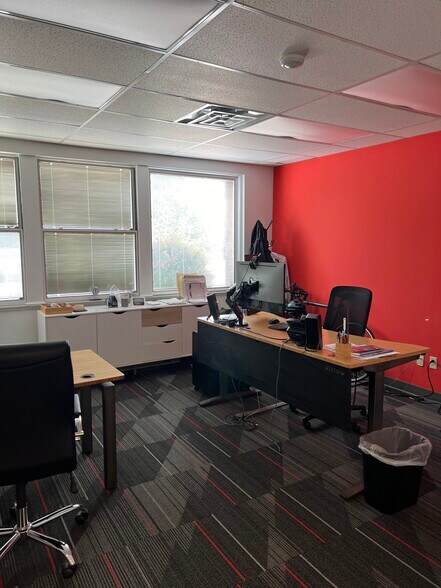 More Photos Of 8300 Dow Cir, Strongsville Light Distribution For Lease