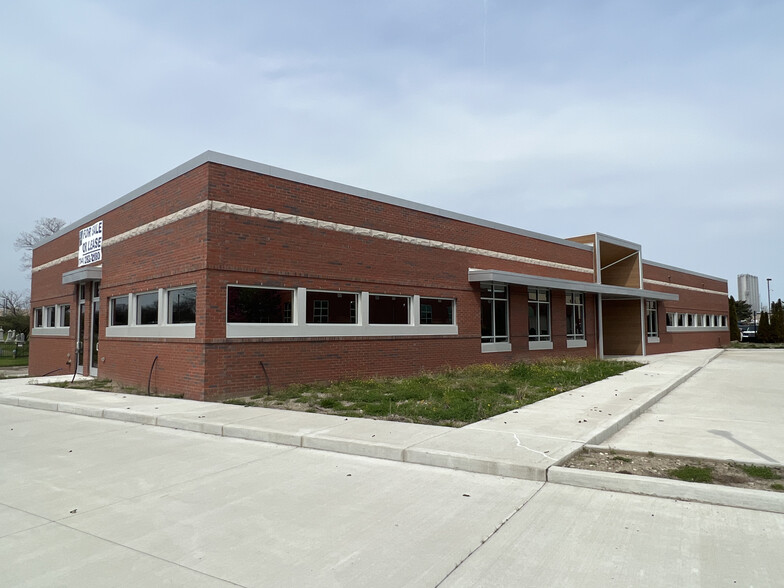 Primary Photo Of 2005 Biddle Ave, Wyandotte Medical For Lease