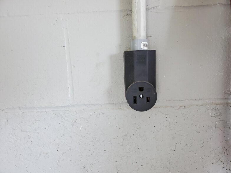 More Photos Of 243 Spring St, Highland Carwash For Lease