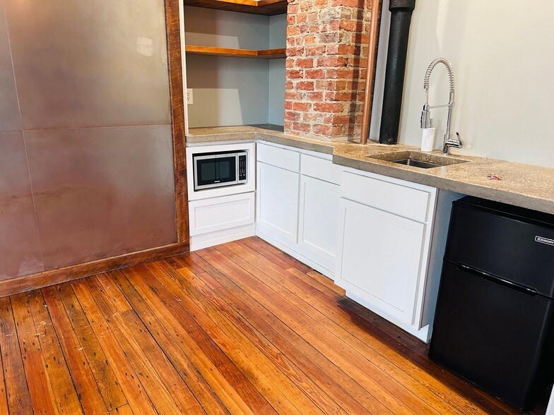 More Photos Of 961-965 7th St W, Saint Paul Storefront For Lease