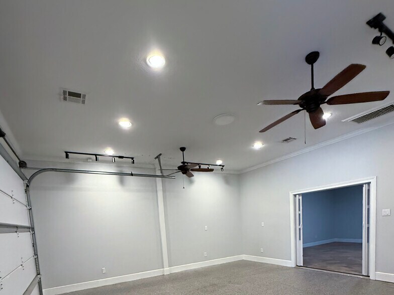 More Photos Of 1115 Chateau Woods Parkway Dr, Conroe Light Manufacturing For Lease