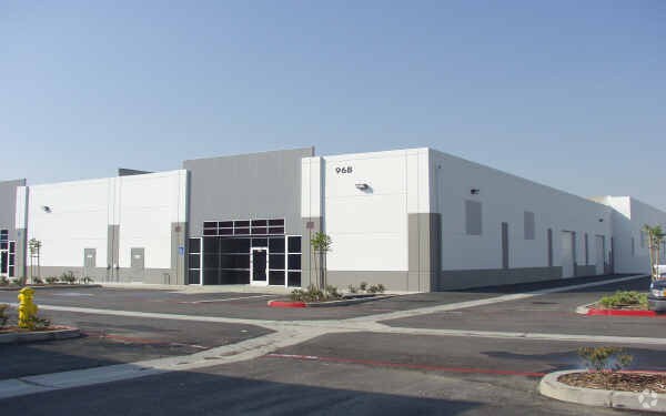 More Photos Of 956 W 10th St, Azusa Unknown For Lease