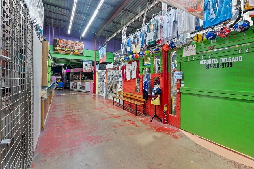 More Photos Of 318 E Long Ave, Fort Worth General Retail For Sale