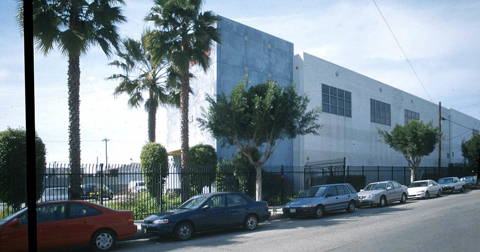 More Photos Of 1655 E 14th St, Los Angeles Warehouse For Lease