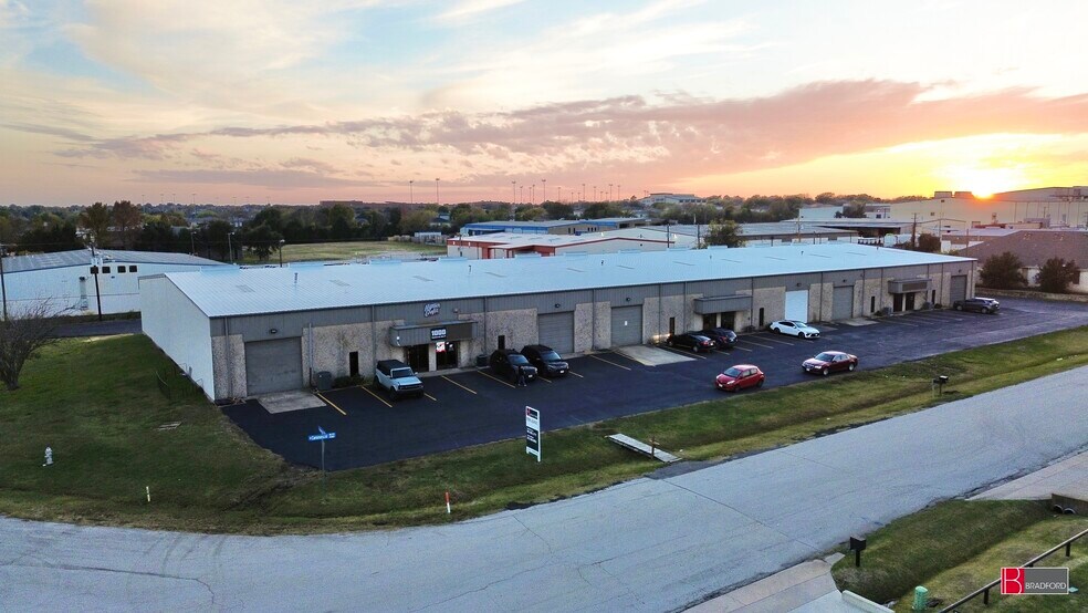 More Photos Of 1000-1008 N Commercial Blvd, Arlington Warehouse For Lease