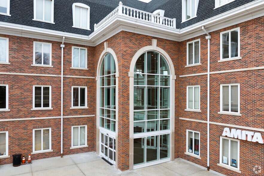 More Photos Of 908 N Elm St, Hinsdale Medical For Lease