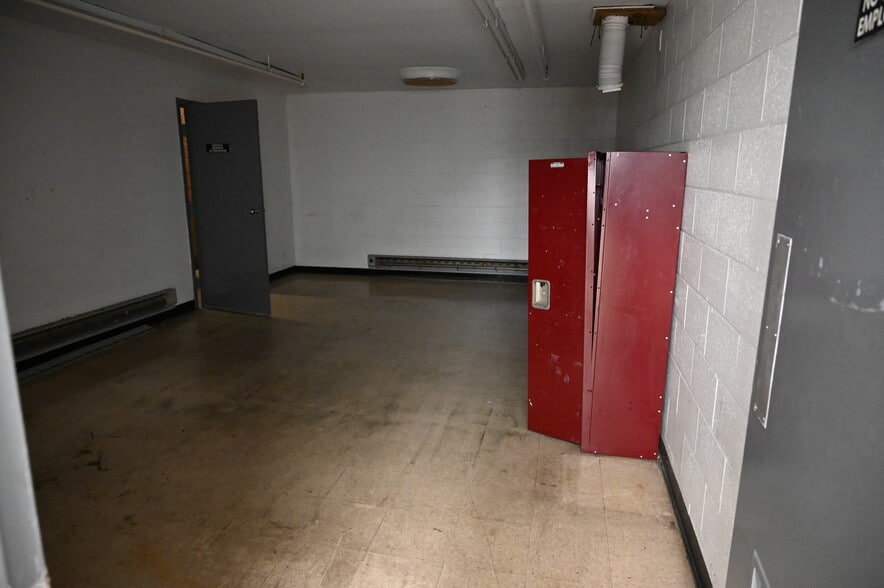 More Photos Of 2300 Claremont Ave, Ashland Storefront For Sale