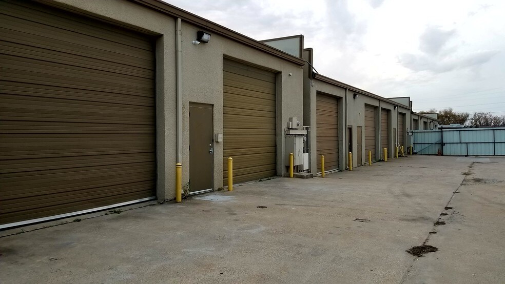 More Photos Of 4110 Cedar Lake Dr, Dallas Light Distribution For Lease