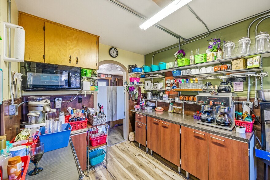 More Photos Of 1047 N 1st St, Montrose Office For Sale