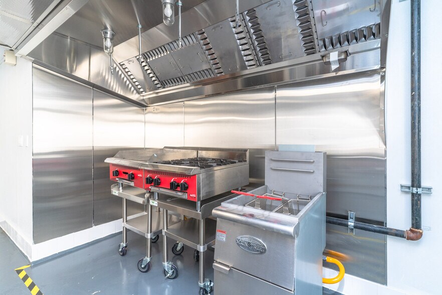 More Photos Of 102-110 Commerce St, Brooklyn Restaurant For Lease