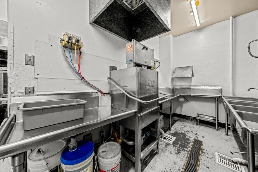 More Photos Of 701 E 2nd Ave, Durango Showroom For Lease