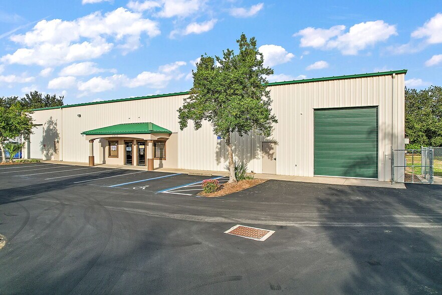 More Photos Of 1811 Greenleaf Ln, Leesburg Warehouse For Lease