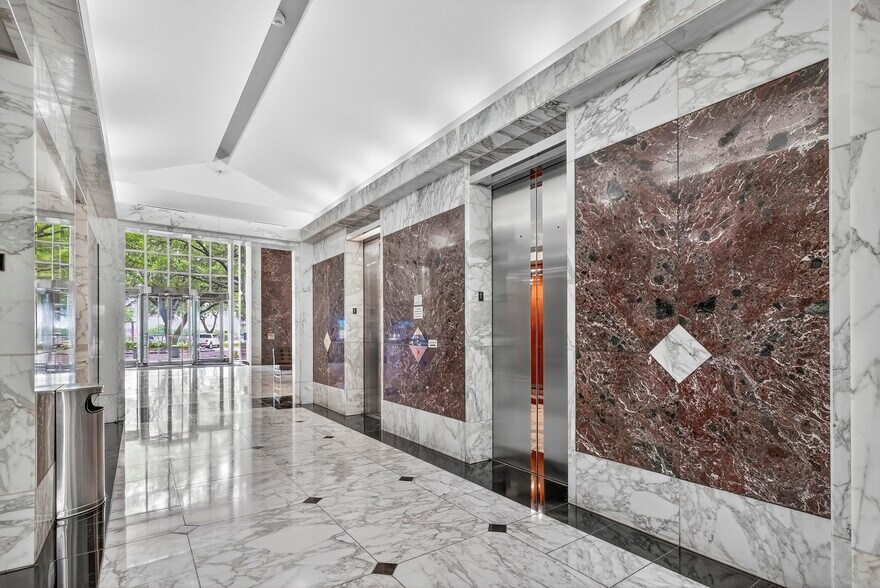 More Photos Of 10101 Reunion Pl, San Antonio Unknown For Lease