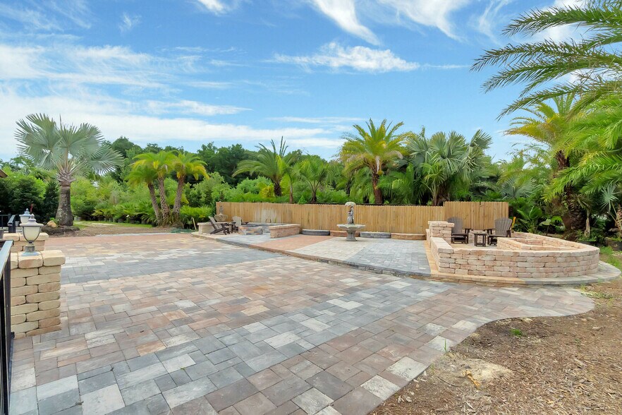 More Photos Of 8440 County Road 48, Yalaha Freestanding For Sale