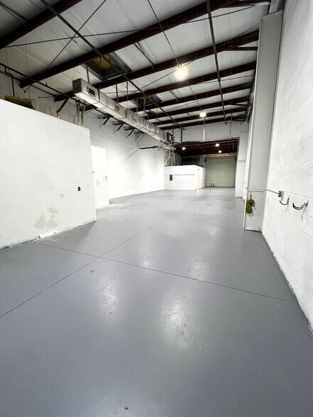 More Photos Of 3945 Tollhouse Dr, Naples Warehouse For Lease