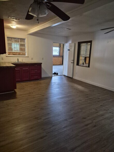 More Photos Of 701 E Pine St, Edgewood Industrial For Lease