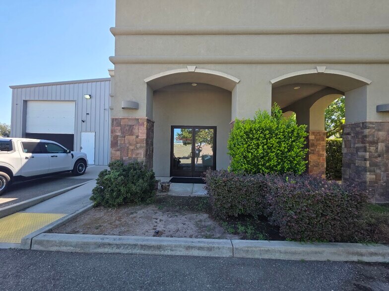 More Photos Of 500 Delano Dr, Oakdale Showroom For Lease