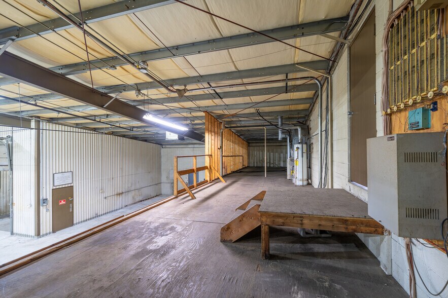 More Photos Of 42470 Executive Dr, Harrison Township Warehouse For Lease