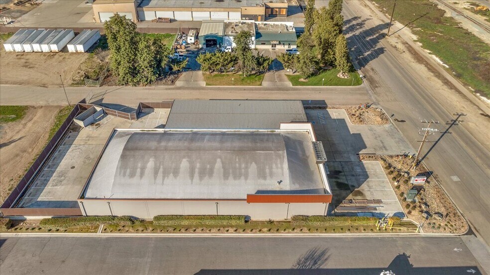 More Photos Of 10417 W Goshen Ave, Visalia Warehouse For Lease