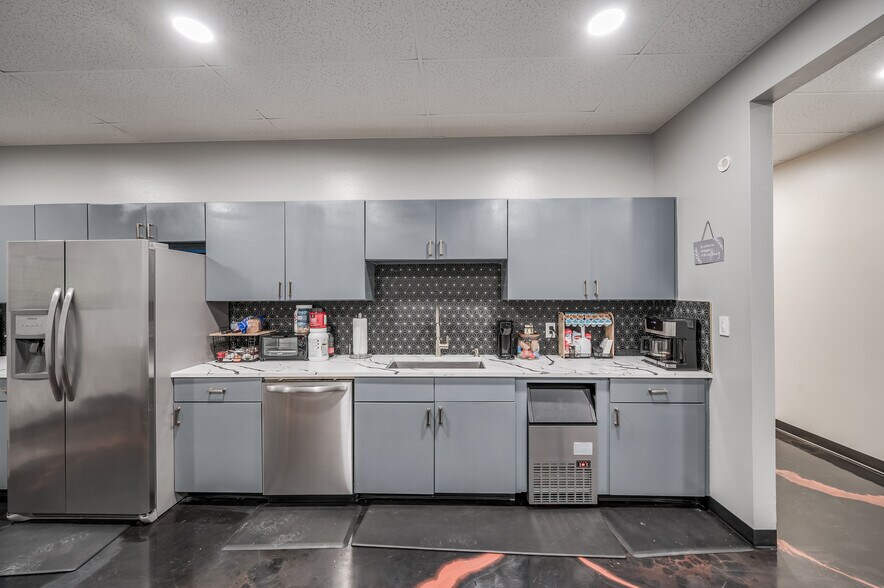 More Photos Of 21755 N I-45 Fwy, Spring Flex For Sale
