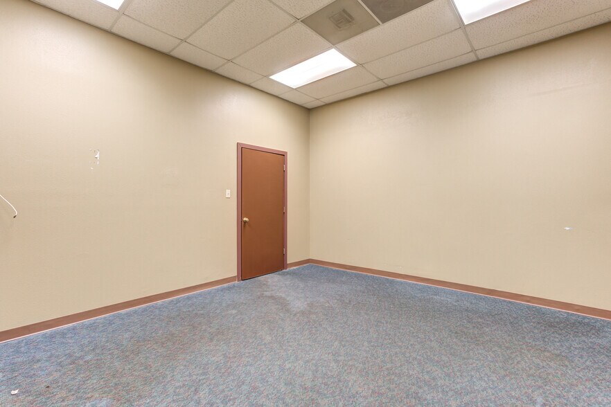 More Photos Of 3802-3806 Interstate 27, Lubbock Office For Sale