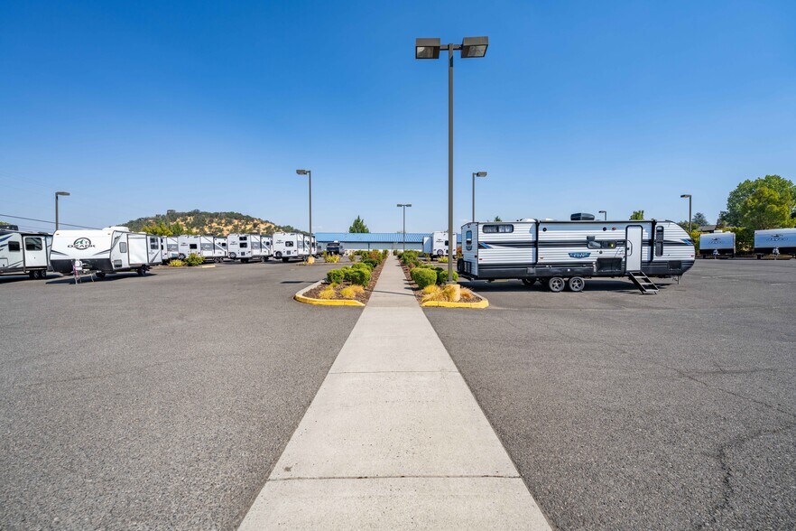 More Photos Of 1600 Coker Butte Rd, Medford Flex For Sale