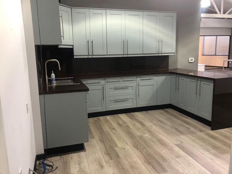 More Photos Of 2102 Dennison St, Oakland Flex For Lease