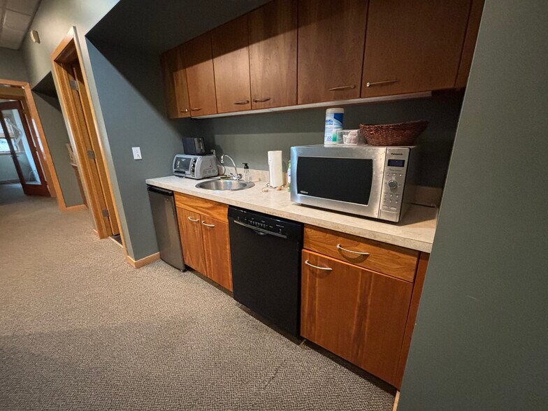 More Photos Of 2238-2240 Edgewood Ave S, Minneapolis Flex For Sale