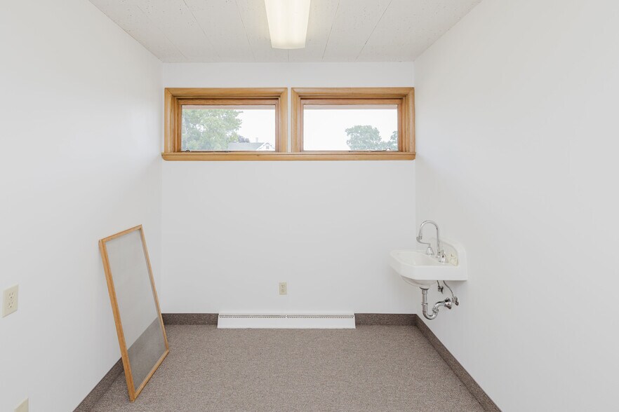 More Photos Of 506 Main St, Hollandale Office For Sale