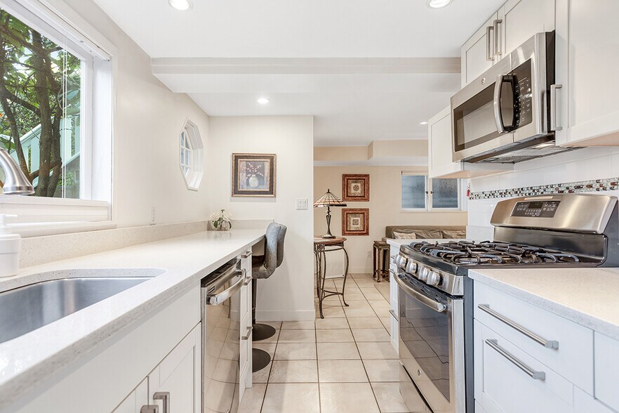 More Photos Of 2814 3rd Av W, Vancouver Hospitality For Sale