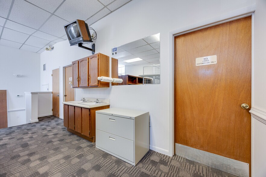 More Photos Of 30 E Main St, Luray Office For Sale