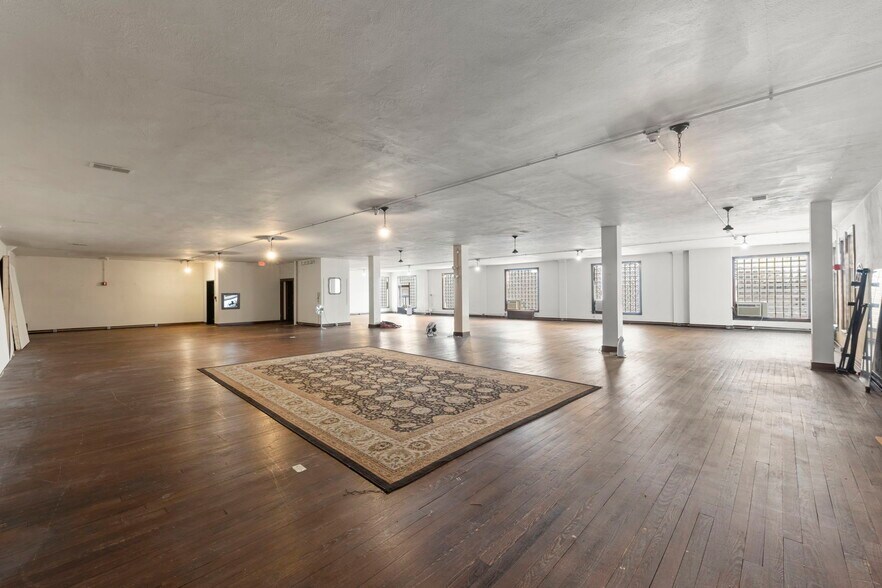 More Photos Of 235-239 S Washington St, Naperville Storefront For Sale