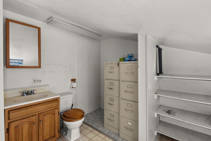 More Photos Of 1017 W Main St, Centralia Flex For Sale