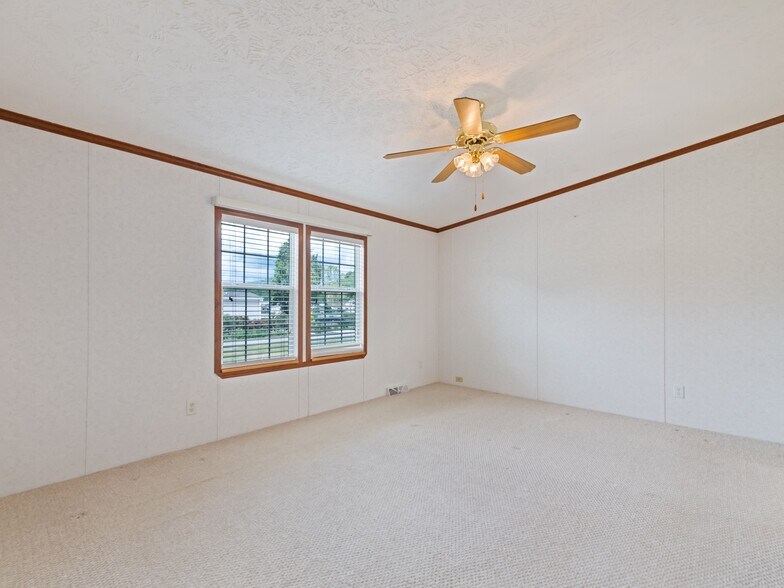More Photos Of 25 Lester Ln, Waynesville Flex For Sale