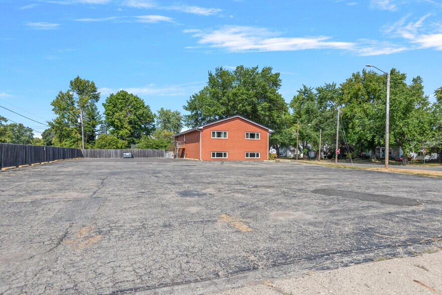 More Photos Of 2445 S 5th St, Springfield Office For Sale