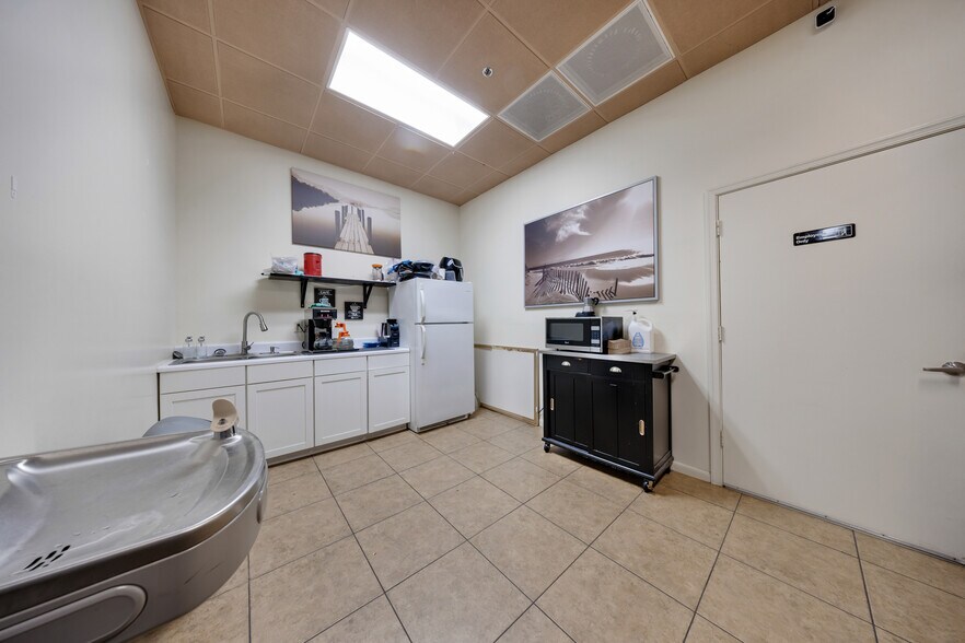 More Photos Of 2860 W State Road 84, Fort Lauderdale Office For Sale