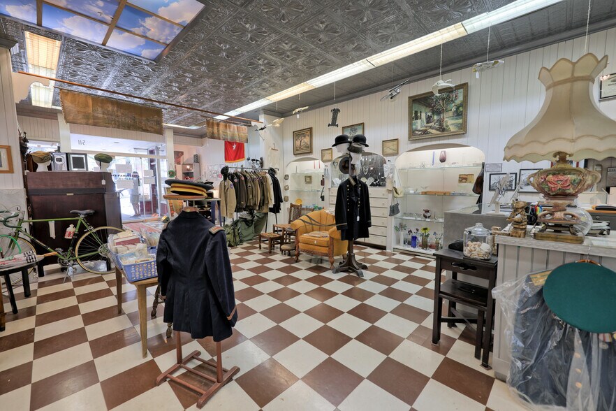 More Photos Of 511 Warren St, Hudson Storefront Retail Residential For Sale