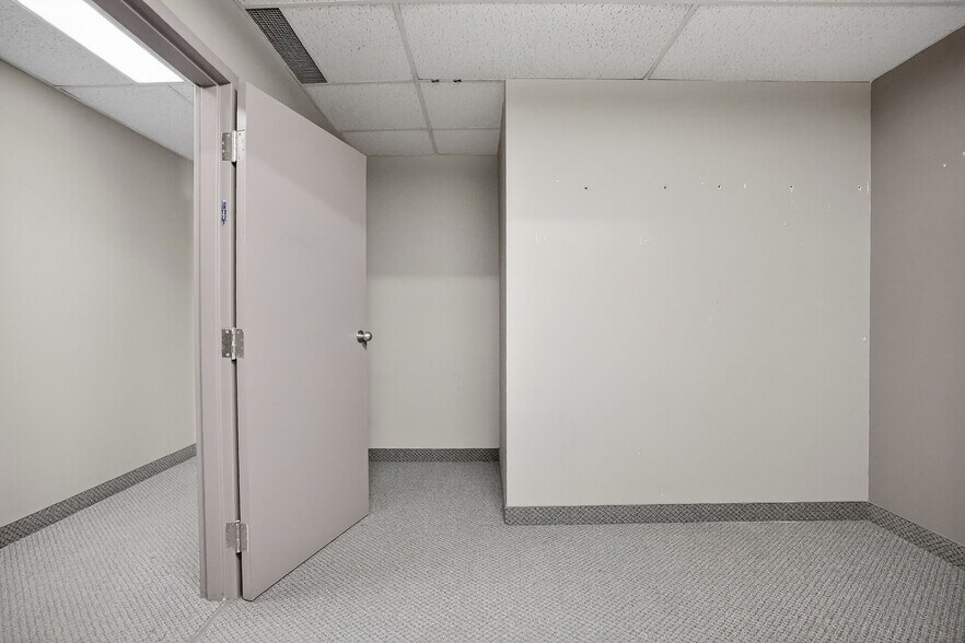 More Photos Of 812 Dundas St, London Freestanding For Sale