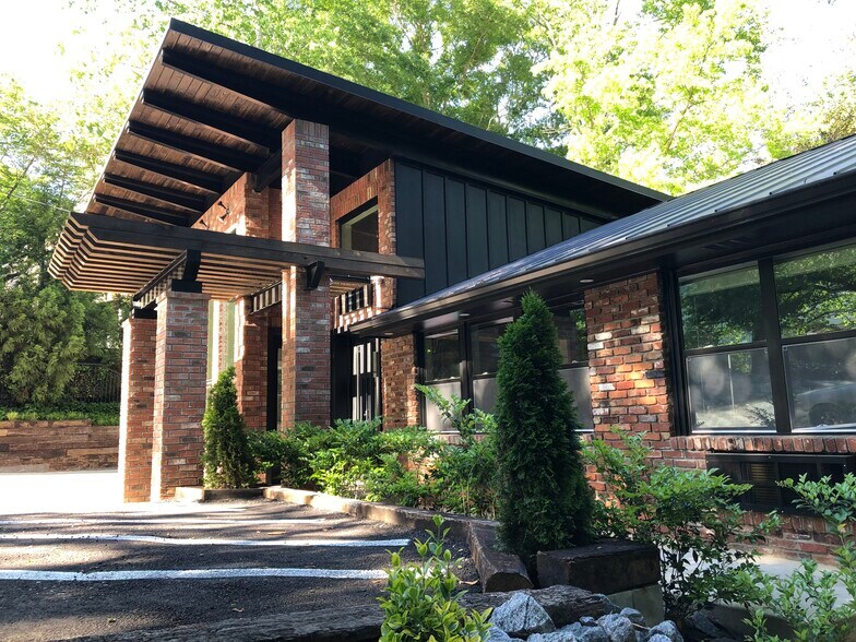 More Photos Of 5801 NE Roswell Rd, Atlanta Freestanding For Lease