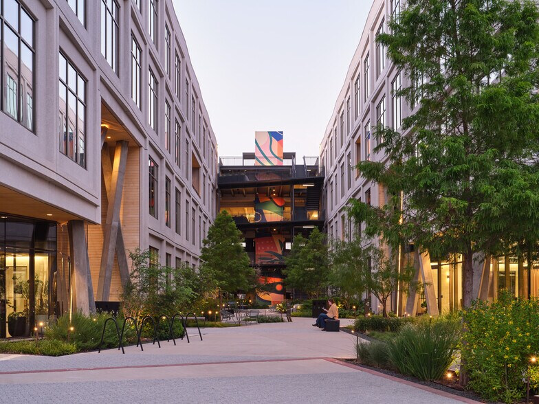 More Photos Of 3232 E Cesar Chavez St, Austin Unknown For Lease