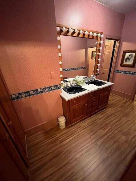 More Photos Of 690-692 State Route 66, Leechburg General Retail For Sale