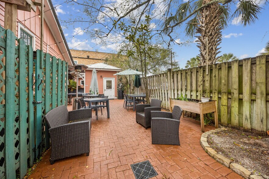 More Photos Of 218 Ash St, Fernandina Beach Freestanding For Sale