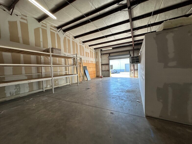 More Photos Of 2164 Platinum Rd, Apopka Light Distribution For Lease