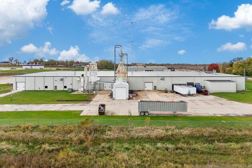 More Photos Of 1100 11th St, Charles City Warehouse For Sale