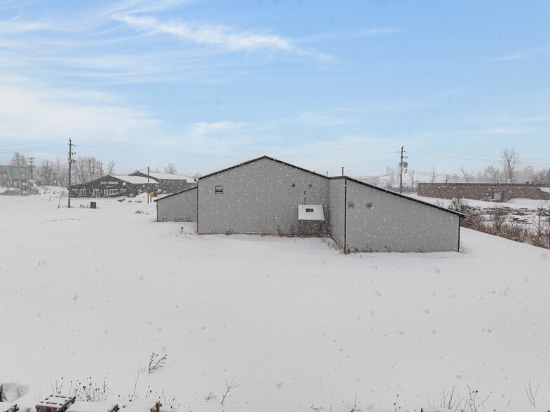 More Photos Of 19 Terry Fox Dr, Vankleek Hill Manufacturing For Sale