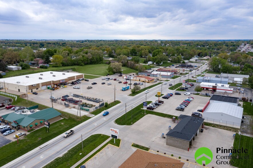 More Photos Of 1651 S 11th St, Nebraska City Showroom For Sale