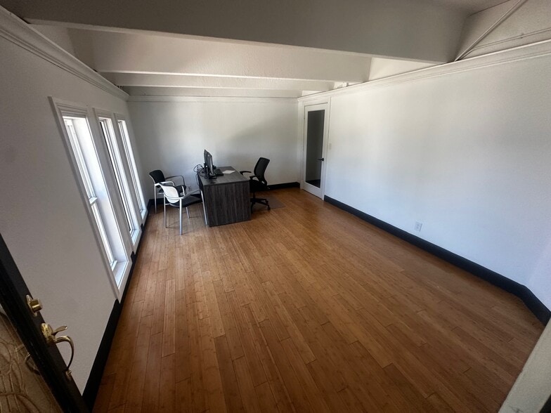 More Photos Of 2724 Shawnee Ave, West Palm Beach Showroom For Lease